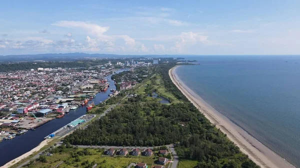 Miri Şehri 'nin ünlü plajları, nehirleri, şehirleri ve manzaralı çevresiyle Landmark ve Turist Çekim alanları
