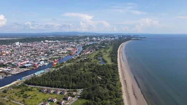 Miri Şehri 'nin ünlü plajları, nehirleri, şehirleri ve manzaralı çevresiyle Landmark ve Turist Çekim alanları
