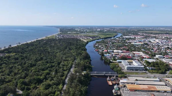 Miri Şehri 'nin ünlü plajları, nehirleri, şehirleri ve manzaralı çevresiyle Landmark ve Turist Çekim alanları