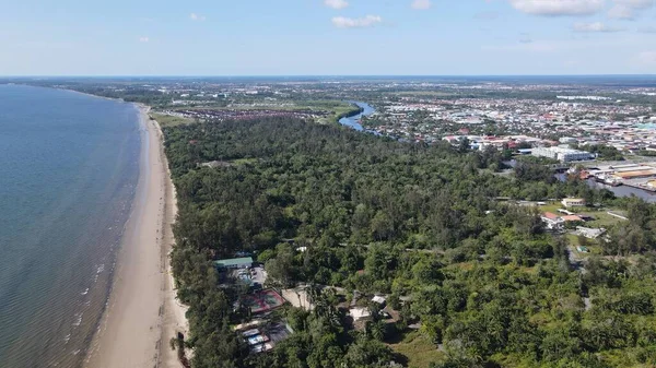 Miri Şehri 'nin ünlü plajları, nehirleri, şehirleri ve manzaralı çevresiyle Landmark ve Turist Çekim alanları