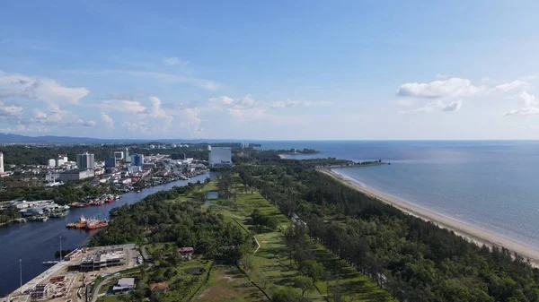 Miri Şehri 'nin ünlü plajları, nehirleri, şehirleri ve manzaralı çevresiyle Landmark ve Turist Çekim alanları