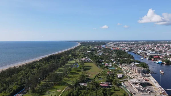 Miri Şehri 'nin ünlü plajları, nehirleri, şehirleri ve manzaralı çevresiyle Landmark ve Turist Çekim alanları