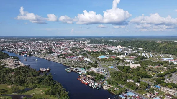 Miri Şehri 'nin ünlü plajları, nehirleri, şehirleri ve manzaralı çevresiyle Landmark ve Turist Çekim alanları