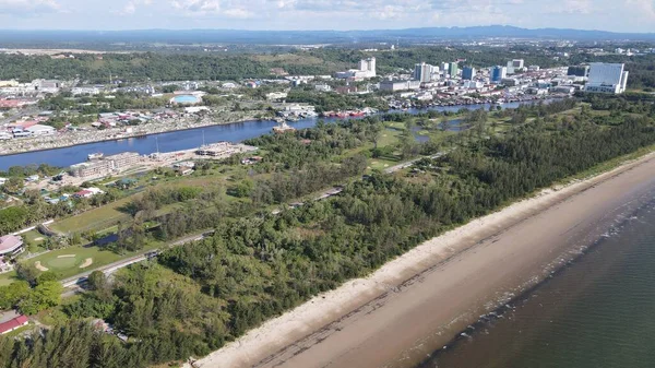 Miri Şehri 'nin ünlü plajları, nehirleri, şehirleri ve manzaralı çevresiyle Landmark ve Turist Çekim alanları