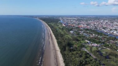 Miri Şehri 'nin ünlü plajları, nehirleri, şehirleri ve manzaralı çevresiyle Landmark ve Turist Çekim alanları