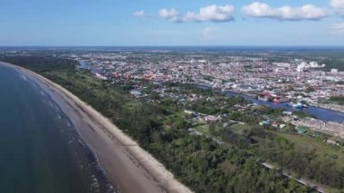 Miri Şehri 'nin ünlü plajları, nehirleri, şehirleri ve manzaralı çevresiyle Landmark ve Turist Çekim alanları
