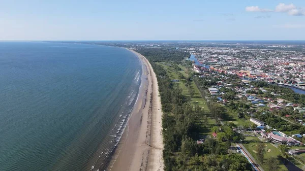 Miri Şehri 'nin ünlü plajları, nehirleri, şehirleri ve manzaralı çevresiyle Landmark ve Turist Çekim alanları