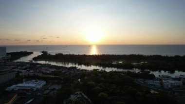 Miri Şehri 'nin ünlü plajları, nehirleri, şehirleri ve manzaralı çevresiyle Landmark ve Turist Çekim alanları