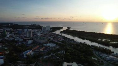 Miri Şehri 'nin ünlü plajları, nehirleri, şehirleri ve manzaralı çevresiyle Landmark ve Turist Çekim alanları