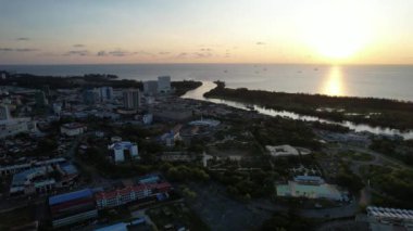 Miri Şehri 'nin ünlü plajları, nehirleri, şehirleri ve manzaralı çevresiyle Landmark ve Turist Çekim alanları