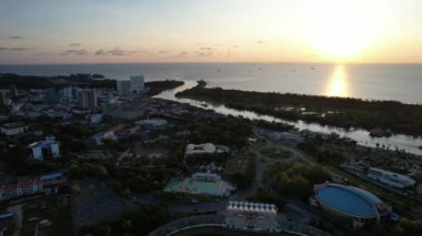 Miri Şehri 'nin ünlü plajları, nehirleri, şehirleri ve manzaralı çevresiyle Landmark ve Turist Çekim alanları