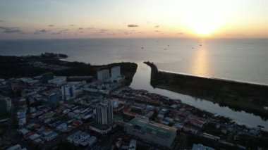 Miri Şehri 'nin ünlü plajları, nehirleri, şehirleri ve manzaralı çevresiyle Landmark ve Turist Çekim alanları