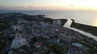 Miri Şehri 'nin ünlü plajları, nehirleri, şehirleri ve manzaralı çevresiyle Landmark ve Turist Çekim alanları