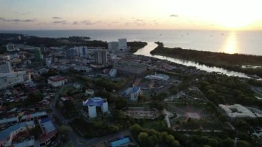 Miri Şehri 'nin ünlü plajları, nehirleri, şehirleri ve manzaralı çevresiyle Landmark ve Turist Çekim alanları