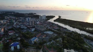 Miri Şehri 'nin ünlü plajları, nehirleri, şehirleri ve manzaralı çevresiyle Landmark ve Turist Çekim alanları