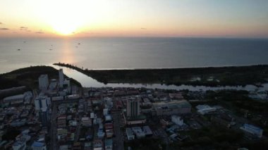 Miri Şehri 'nin ünlü plajları, nehirleri, şehirleri ve manzaralı çevresiyle Landmark ve Turist Çekim alanları