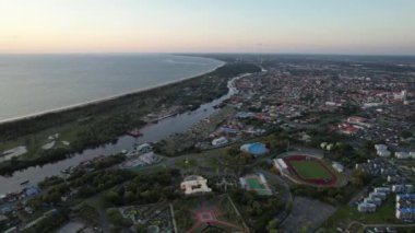 Miri Şehri 'nin ünlü plajları, nehirleri, şehirleri ve manzaralı çevresiyle Landmark ve Turist Çekim alanları