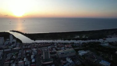 Miri Şehri 'nin ünlü plajları, nehirleri, şehirleri ve manzaralı çevresiyle Landmark ve Turist Çekim alanları