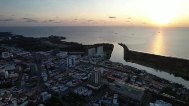 Miri Şehri 'nin ünlü plajları, nehirleri, şehirleri ve manzaralı çevresiyle Landmark ve Turist Çekim alanları