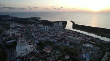 Miri Şehri 'nin ünlü plajları, nehirleri, şehirleri ve manzaralı çevresiyle Landmark ve Turist Çekim alanları