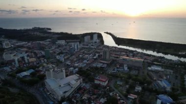 Miri Şehri 'nin ünlü plajları, nehirleri, şehirleri ve manzaralı çevresiyle Landmark ve Turist Çekim alanları