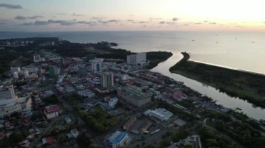 Miri Şehri 'nin ünlü plajları, nehirleri, şehirleri ve manzaralı çevresiyle Landmark ve Turist Çekim alanları