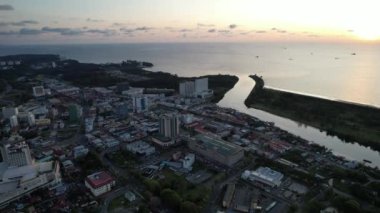 Miri Şehri 'nin ünlü plajları, nehirleri, şehirleri ve manzaralı çevresiyle Landmark ve Turist Çekim alanları