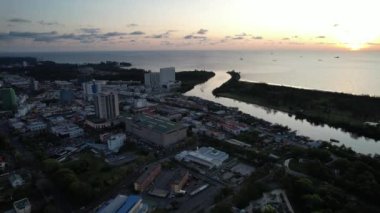 Miri Şehri 'nin ünlü plajları, nehirleri, şehirleri ve manzaralı çevresiyle Landmark ve Turist Çekim alanları