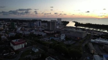 Miri Şehri 'nin ünlü plajları, nehirleri, şehirleri ve manzaralı çevresiyle Landmark ve Turist Çekim alanları