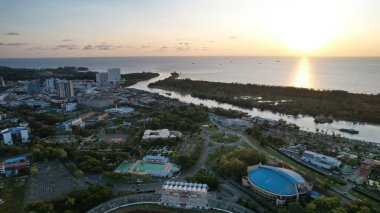 Miri Şehri 'nin ünlü plajları, nehirleri, şehirleri ve manzaralı çevresiyle Landmark ve Turist Çekim alanları