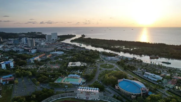 Miri Şehri 'nin ünlü plajları, nehirleri, şehirleri ve manzaralı çevresiyle Landmark ve Turist Çekim alanları