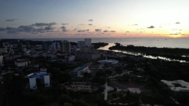 Miri Şehri 'nin ünlü plajları, nehirleri, şehirleri ve manzaralı çevresiyle Landmark ve Turist Çekim alanları