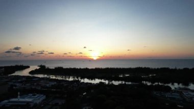 Miri Şehri 'nin ünlü plajları, nehirleri, şehirleri ve manzaralı çevresiyle Landmark ve Turist Çekim alanları