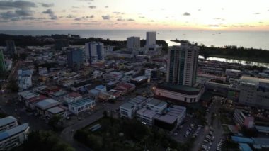 Miri Şehri 'nin ünlü plajları, nehirleri, şehirleri ve manzaralı çevresiyle Landmark ve Turist Çekim alanları