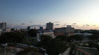 Miri Şehri 'nin ünlü plajları, nehirleri, şehirleri ve manzaralı çevresiyle Landmark ve Turist Çekim alanları