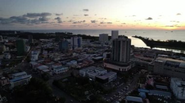 Miri Şehri 'nin ünlü plajları, nehirleri, şehirleri ve manzaralı çevresiyle Landmark ve Turist Çekim alanları