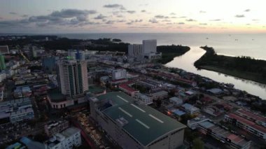 Miri Şehri 'nin ünlü plajları, nehirleri, şehirleri ve manzaralı çevresiyle Landmark ve Turist Çekim alanları