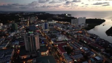 Miri Şehri 'nin ünlü plajları, nehirleri, şehirleri ve manzaralı çevresiyle Landmark ve Turist Çekim alanları