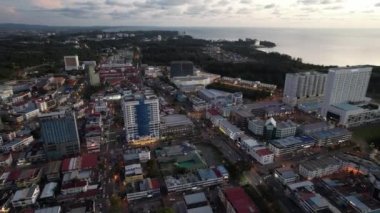 Miri Şehri 'nin ünlü plajları, nehirleri, şehirleri ve manzaralı çevresiyle Landmark ve Turist Çekim alanları