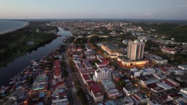 Miri Şehri 'nin ünlü plajları, nehirleri, şehirleri ve manzaralı çevresiyle Landmark ve Turist Çekim alanları