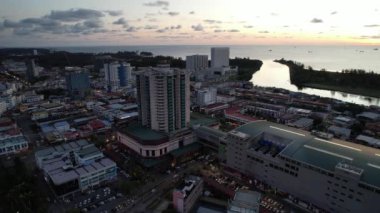 Miri Şehri 'nin ünlü plajları, nehirleri, şehirleri ve manzaralı çevresiyle Landmark ve Turist Çekim alanları