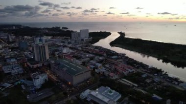 Miri Şehri 'nin ünlü plajları, nehirleri, şehirleri ve manzaralı çevresiyle Landmark ve Turist Çekim alanları