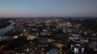 Miri Şehri 'nin ünlü plajları, nehirleri, şehirleri ve manzaralı çevresiyle Landmark ve Turist Çekim alanları