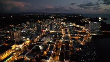 Miri Şehri 'nin ünlü plajları, nehirleri, şehirleri ve manzaralı çevresiyle Landmark ve Turist Çekim alanları