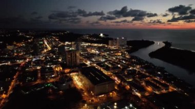 Miri Şehri 'nin ünlü plajları, nehirleri, şehirleri ve manzaralı çevresiyle Landmark ve Turist Çekim alanları