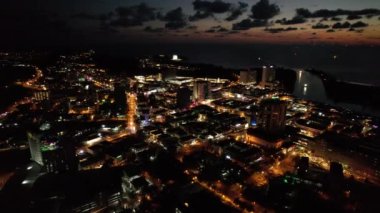 Miri Şehri 'nin ünlü plajları, nehirleri, şehirleri ve manzaralı çevresiyle Landmark ve Turist Çekim alanları