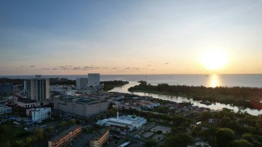 Miri Şehri 'nin ünlü plajları, nehirleri, şehirleri ve manzaralı çevresiyle Landmark ve Turist Çekim alanları