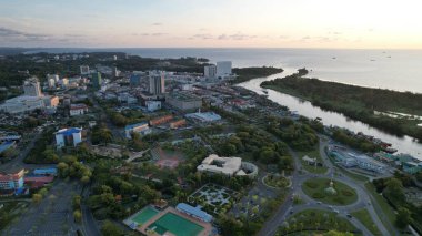 Miri Şehri 'nin ünlü plajları, nehirleri, şehirleri ve manzaralı çevresiyle Landmark ve Turist Çekim alanları