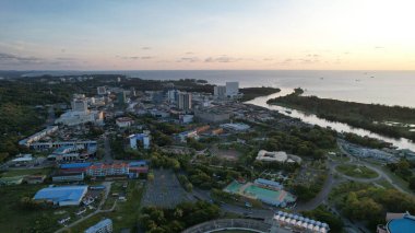 Miri Şehri 'nin ünlü plajları, nehirleri, şehirleri ve manzaralı çevresiyle Landmark ve Turist Çekim alanları