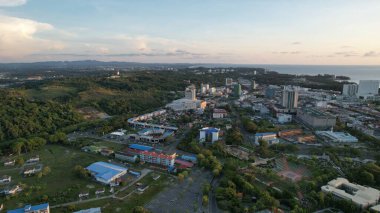 Miri Şehri 'nin ünlü plajları, nehirleri, şehirleri ve manzaralı çevresiyle Landmark ve Turist Çekim alanları